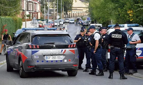 la police francaise bloque les acces au parlement